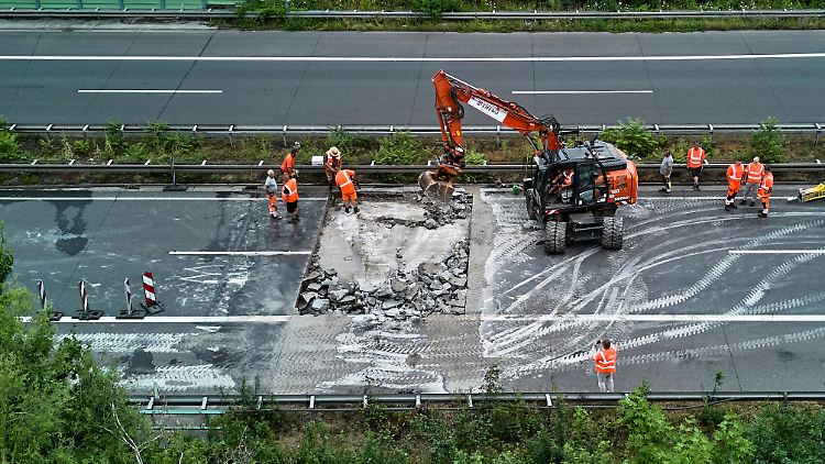 Wie hier auf der A5 muss die Fahrbahn repariert werden.