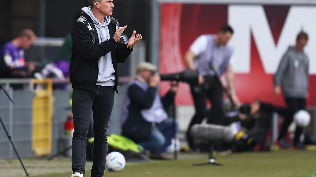 Osnabruecks-Trainer-Tobias-Schweinsteiger-applaudiert