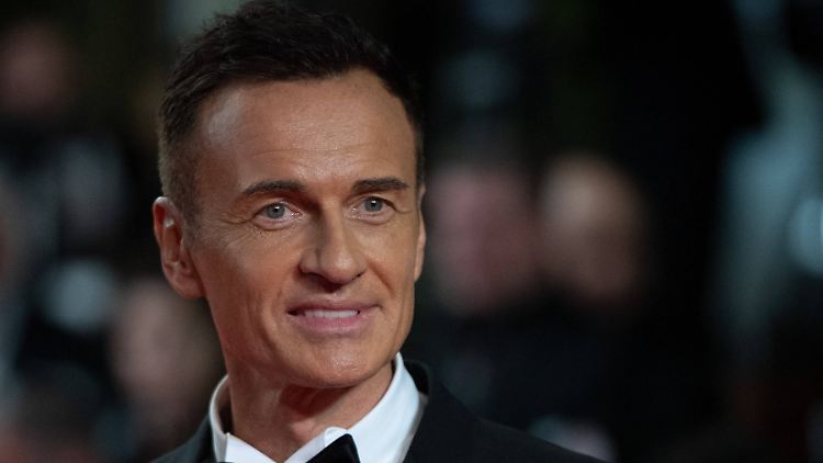 "Er liebte seine Arbeit und er liebte seine Fans", sagt seine Ehefrau Kelly über Julian McMahon.
