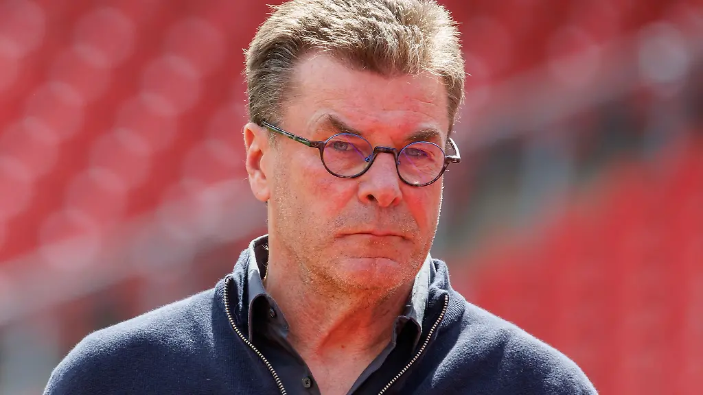 Der-Nuernberger-Trainer-Dieter-Hecking-steht-vor-Spielbeginn-auf-dem-Platz