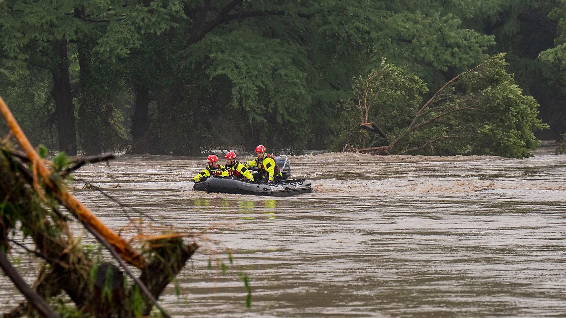 Rettungskräfte suchen nach den Vermissten.