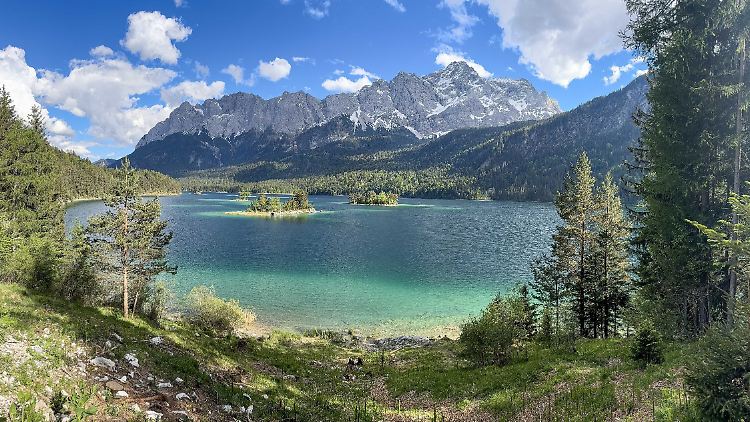 Die Familie war mit einem Tretboot auf dem Eibsee unterwegs.