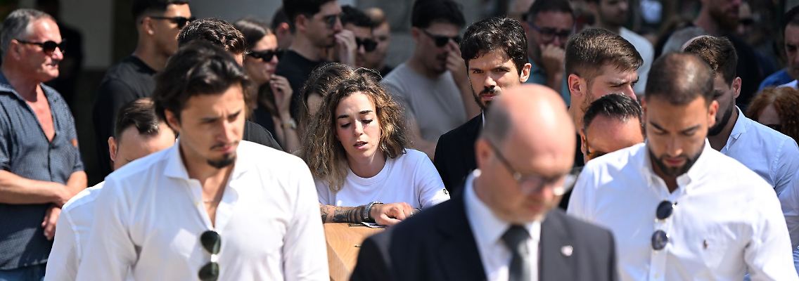 Rute Cardoso trauert am Sarg ihres verstorbenen Mannes Diogo Jota.