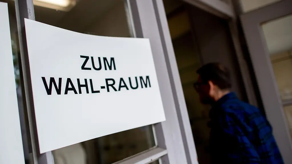 Ein-Schild-weist-auf-einen-Wahlraum-fuer-die-Buergerschaftswahl-in-einem-Wahllokal-im-Stadtteil-Vegesack-hin
