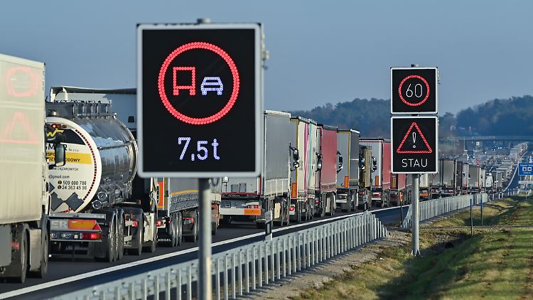 Stau vor der Grenze zu Polen - die neuen Grenzkontrollen des Nachbarn könnten die Situation verschärfen.