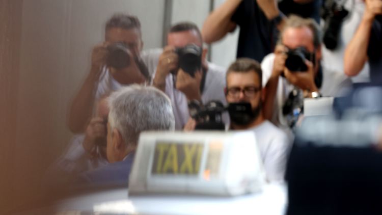Santos Cerdán von der spanischen Sozialistischen Arbeiterpartei (PSOE) werden Mitgliedschaft in einer kriminellen Vereinigung, Bestechung und Einflussnahme vorgeworfen - er sitzt derzeit in Untersuchungshaft.