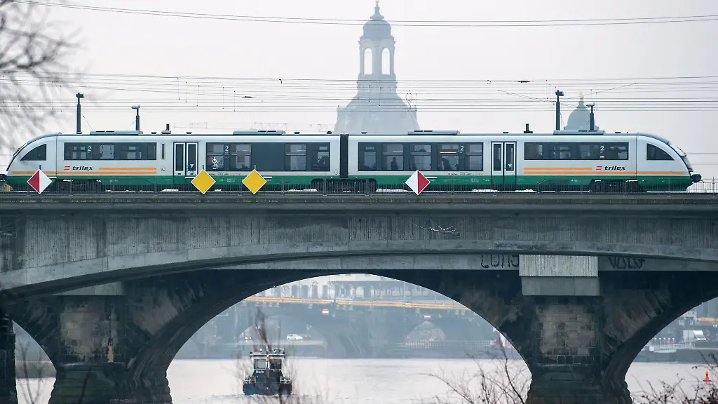 Ein-Trilex-Zug-der-Laenderbahn-faehrt-auf-der-Marienbruecke-ueber-die-Elbe