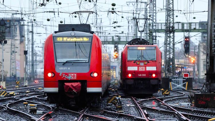 Die Fahrgäste wurden evakuiert und über Bretter in einen Ersatzzug auf dem Nachbargleis gebracht.