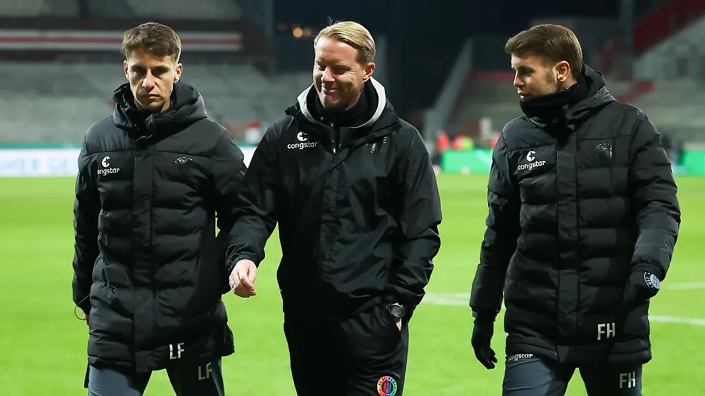 St-Paulis-damaliger-Trainer-Timo-Schultz-M-Loic-Fave-l-und-Fabian-Huerzeler-gehen-vom-Platz