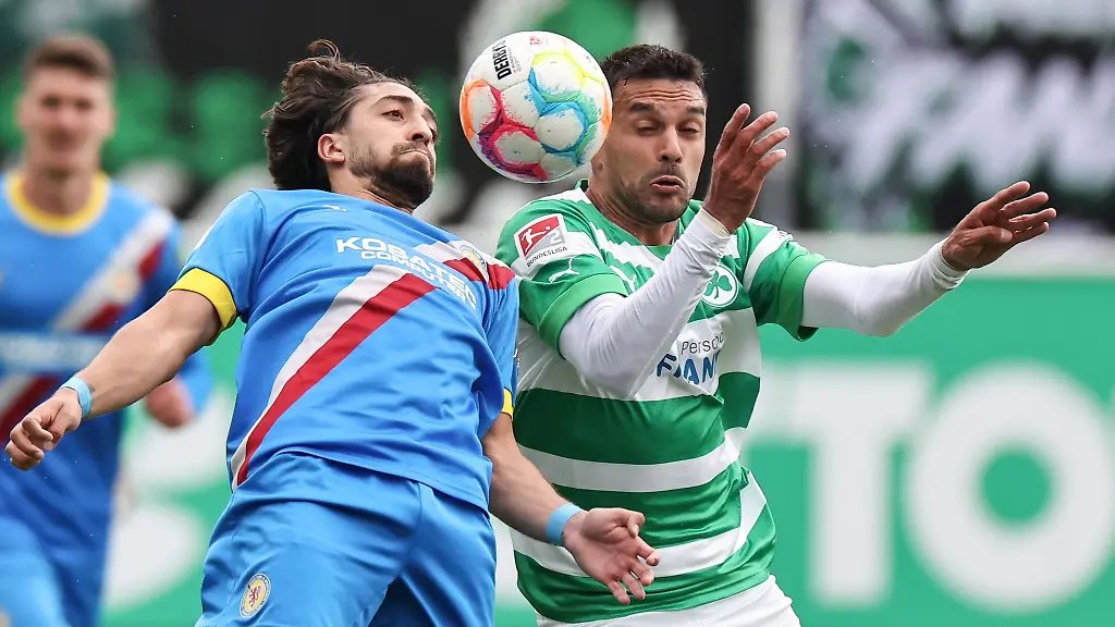 Der-Fuerther-Oussama-Haddadi-r-kaempft-mit-Immanuel-Pherai-aus-Braunschweig-um-den-Ball