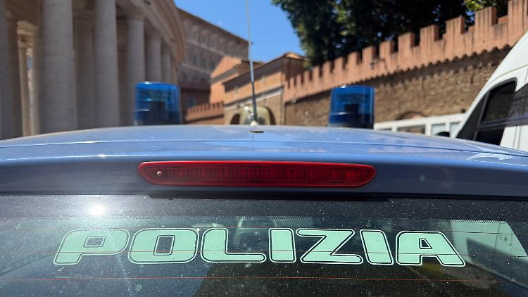 Die Polizei ermittelt zu den Umständen. Eine Obduktion soll Aufschluss geben, was zum Tod führte.