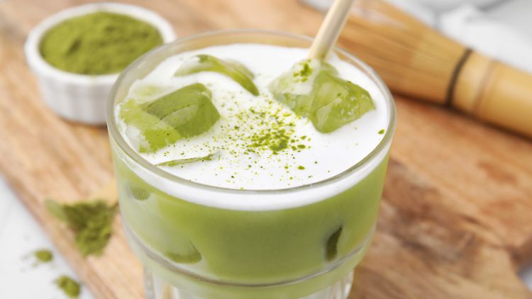 "Iced Matcha Latte, zu spät beim Pilates" - damit landet Shirin David einen Hit und sorgt wohl für eine hohe Nachfrage nach Matcha im deutschsprachigen Raum.