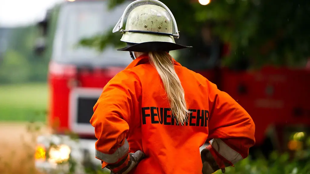 Eine-Feuerwehrfrau-steht-an-einer-Einsatzstelle
