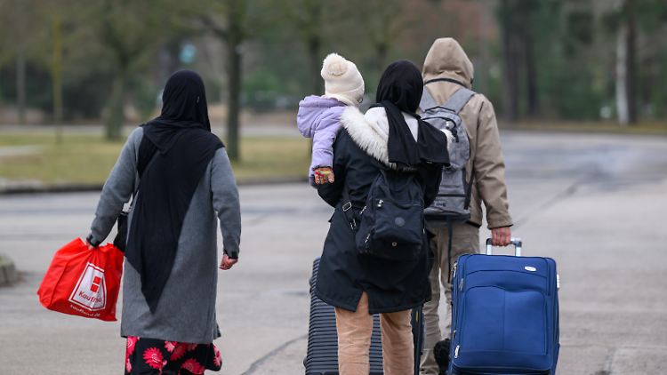 Im Koalitionsvertrag von Union und SPD ist vereinbart, Abschiebungen nach Syrien und Afghanistan wieder vorzunehmen.
