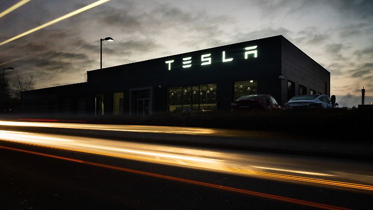 Die Aktie des US-Autobauers Tesla ist von ihrem Nach-Wahl-Boom wieder zurückgekommen.