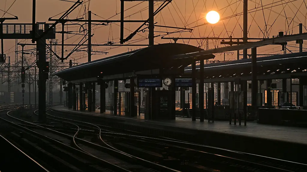 Die-Sonne-geht-ueber-leeren-Bahnsteigen-am-Erfurter-Hauptbahnhof-auf