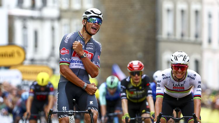 Van der Poel jubelt nach seinem Sieg, der ihn vorerst in Gelbe Trikot katapultierte.