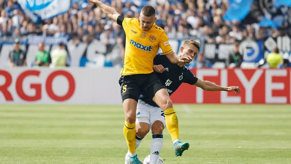 Der-Bayreuther-Daniel-Steininger-l-in-Aktion-gegen-den-Hamburger-Miro-Muheim