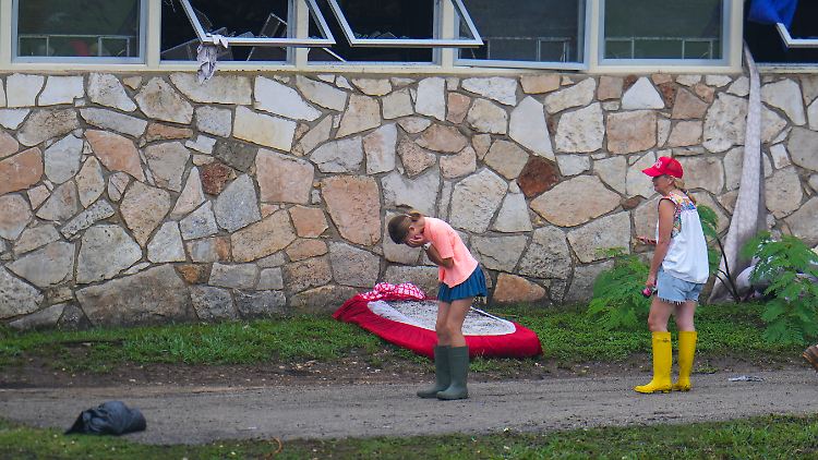 Nach der Katastrophe im Sommercamp "Camp Mystic" in Texas stehen viele Menschen vor Ort unter Schock.
