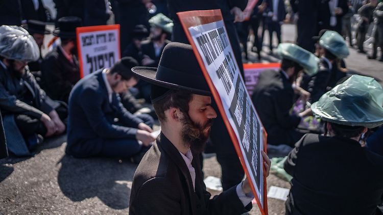 Ultraorthodoxe Juden protestieren im August 2024 vor einem Rekrutierungszentrum.