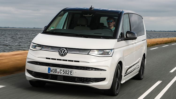 Den VW Multivan gibt es auch als Hybrid mit Allradantrieb.