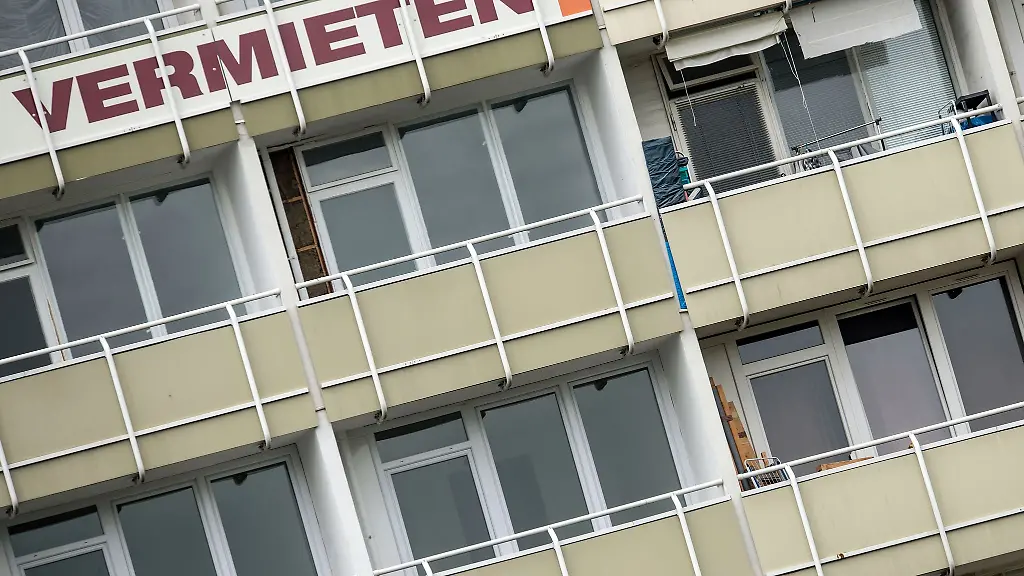 Vermieten-steht-in-grossen-Lettern-an-Balkonen-eines-Mietshauses