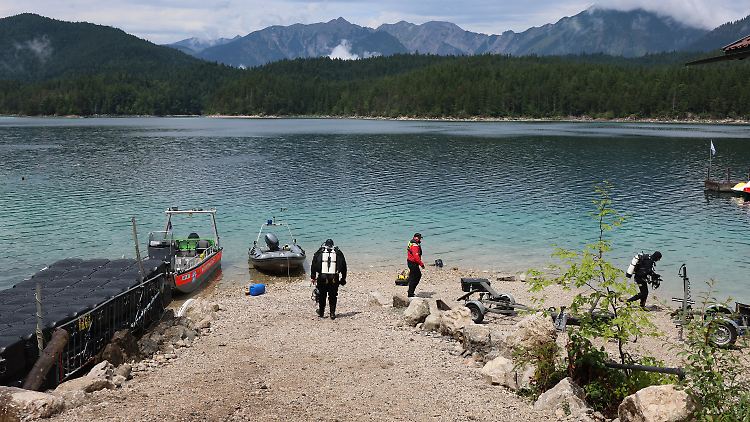 Polizeitaucher machen sich für die Suche im Eibsee bereit.