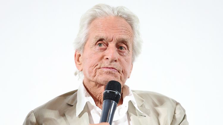 "Demokratie darf nie für selbstverständlich gehalten werden", sagte Michael Douglas in Tschechien.