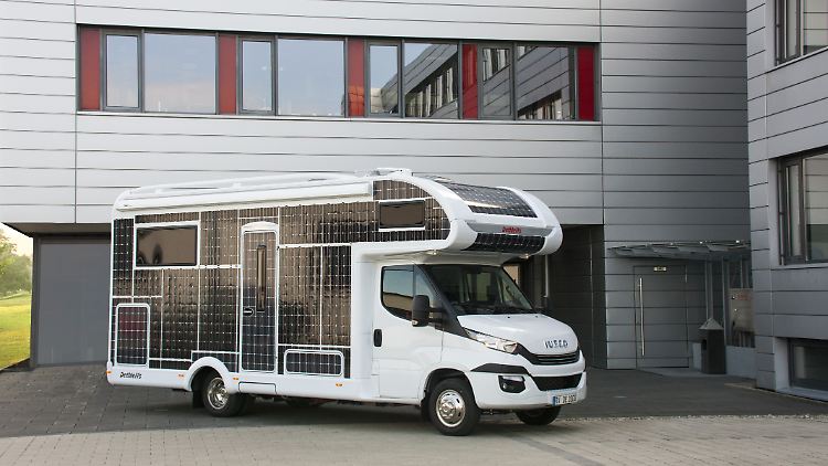 Dethleffs hatte bereits vor acht Jahren auf dem Caravan-Salon eine erste elektrische e.home-Studie mit rundum angeklebten Solarzellen gezeigt.