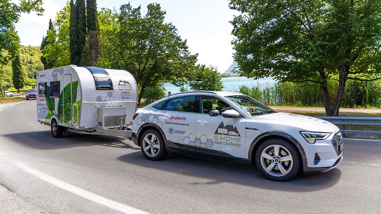 2018 schickte Dethleffs einen E-Coco-Wohnwagen mit elektrisch angetriebener Achse am Haken eines Audi e-tron auf eine Alpenüberquerung von Isny an den Gardasee.