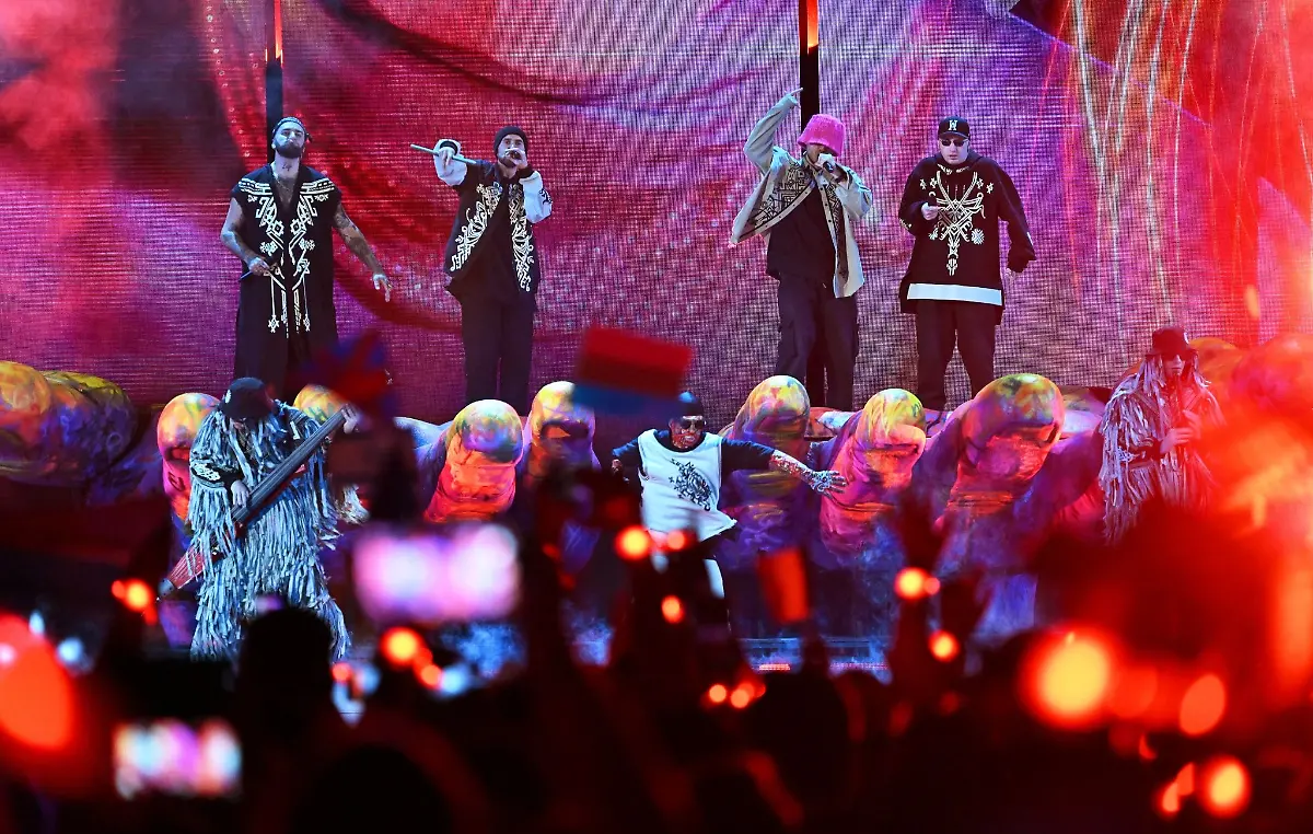 Die-Vorjahressieger-Kalush-Orchestra-aus-der-Ukraine-heizen-mit-ihrem-Siegersong-Stefania-das-Publikum-in-Liverpool-auf