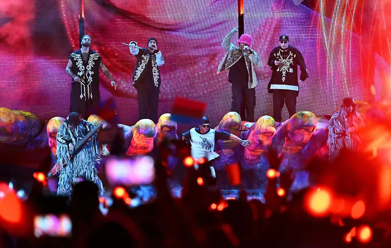 Die-Vorjahressieger-Kalush-Orchestra-aus-der-Ukraine-heizen-mit-ihrem-Siegersong-Stefania-das-Publikum-in-Liverpool-auf