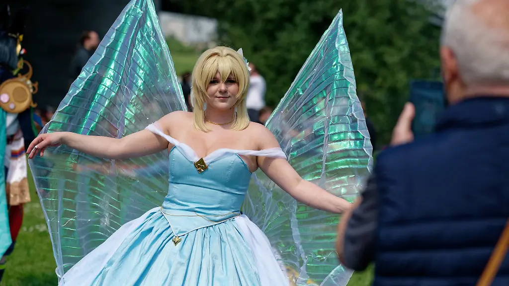 Eine-Cosplayerin-zeigt-beim-20-Japan-Tag-ihr-Kostuem-den-Zuschauern-und-Fotografen