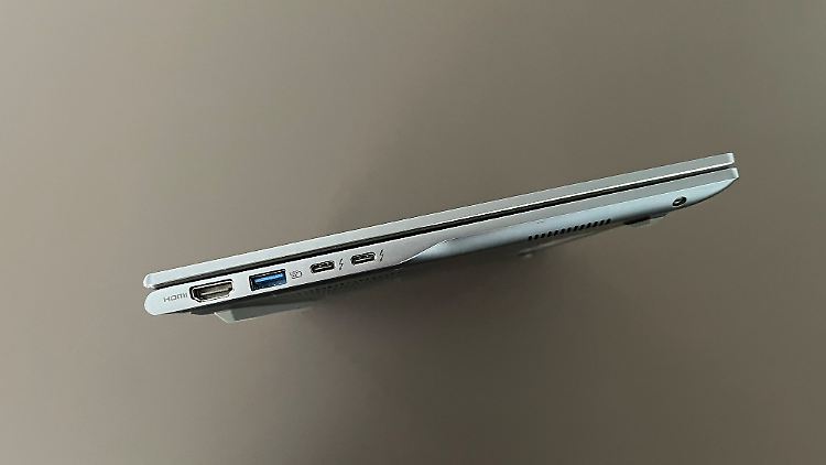 Trotz seiner kompakten Größe besitzt das Notebook viele Anschlüsse – darunter zwei Thunderbolt-Vier-Verbindungen.