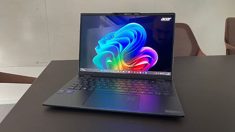 Das knackscharfe OLED-Display überzeugt mit starken Farben und tiefen Kontrasten. Nachteil: Die Oberfläche spiegelt stark.
