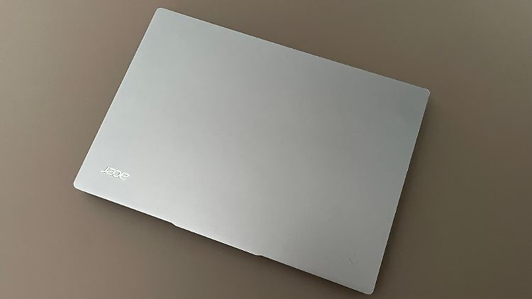 Dank seiner kompakten Maße und der ordentlichen Akkulaufzeit ist das Acer Swift 14 AI ein perfekter Reisebegleiter.