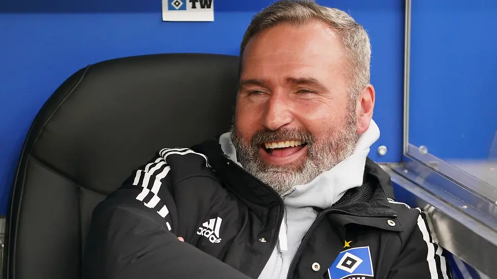 Hamburgs-Trainer-Tim-Walter-freut-sich-vor-dem-Spiel