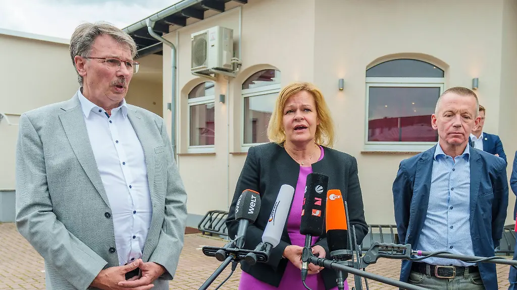 Manfred-Ockel-SPD-l-r-Buergermeister-von-Kelsterbach-Nancy-Faeser-SPD-Bundesinnenministerin-und-Thomas-Will-SPD-Landrat-Kreis-Gross-Gerau-stehen-vor-der-Unterkunft-Pension-Fasanenhof