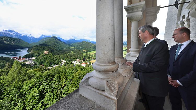 Bayerns Ministerpräsident Markus Söder und Finanzminister Albert Füracker stehen auf einem Balkon des Schlosses Neuschwanstein. 