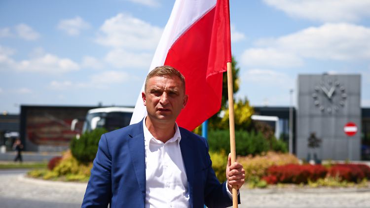 Robert Bakiewicz organisierte rechte Aufmärsche in Warschau, jetzt wirbt er für seine "Bewegung zur Verteidigung der Grenzen".