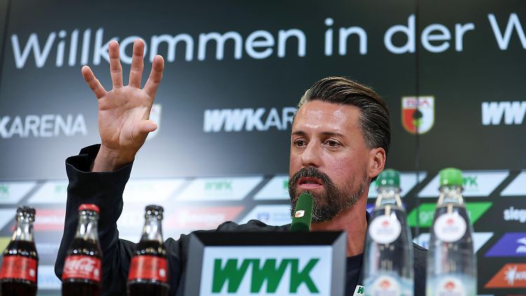 Hat möglicherweise Großes beim FC Augsburg vor, will es aber nicht verraten: der "Menschenfänger" Sandro Wagner.