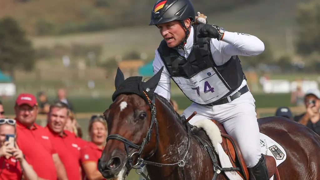 Der-Vielseitigkeitsreiter-Michael-Jung-aus-Deutschland-reitet-auf-Chipmunk-FRH-und-jubelt-im-Ziel