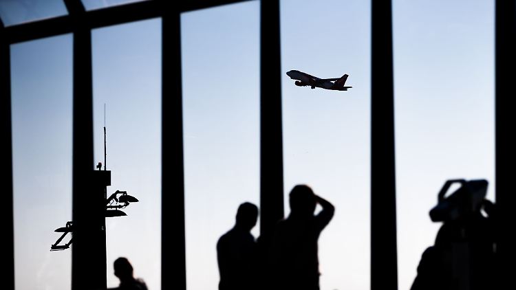 Ihr Urlaubsflieger will ohne Sie abheben? Ist das Boarding noch nicht abgeschlossen und sind die Türen des Flugzeugs noch geöffnet, besteht laut Gericht eine Mitnahmeverpflichtung der Fluggesellschaft.