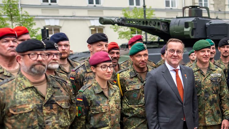 Er will und braucht mehr: Boris Pistorius zusammen mit Bundeswehrsoldaten.
