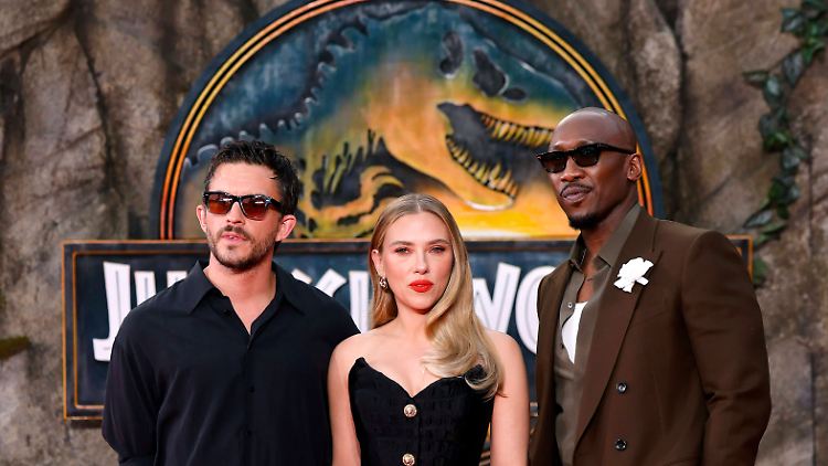 Sind alle drei "Jurassic"-Fans: Jonathan Bailey, Scarlett Johansson und Mahershala Ali (v.l.).