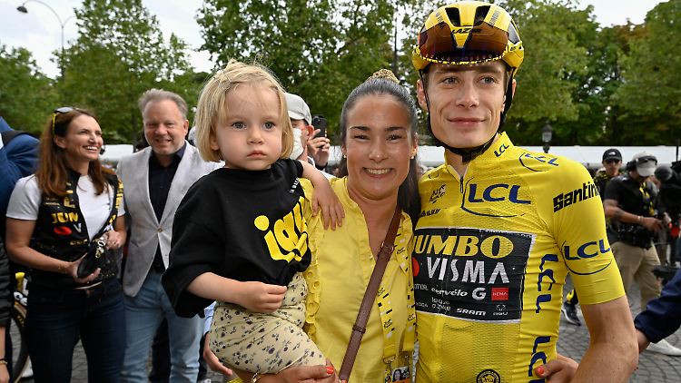 Ganz in Gelb: Familie Vingegaard beim Tour-Finale 2023.