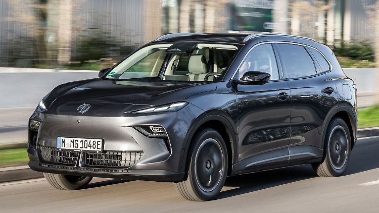 Auffällig unauffällig für ein aktuelles Elektroauto aus China: So fährt der MG S5 bei der Kundschaft vor.