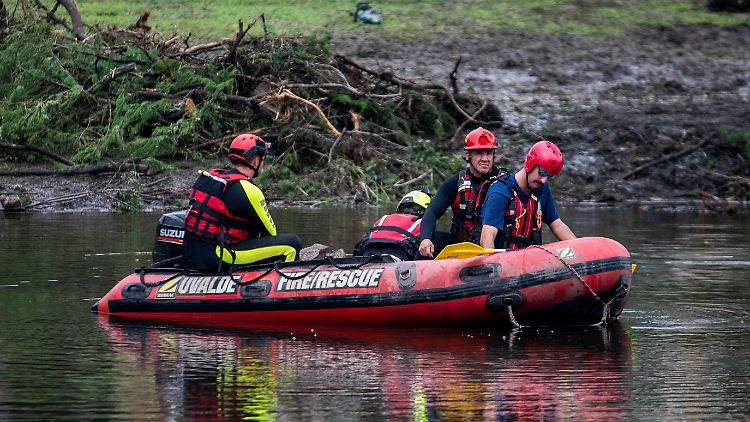 Die Rettungskräfte arbeiten unter widrigen Bedingungen. Es regnet weiter, zeitweise fiel auch der Strom aus.