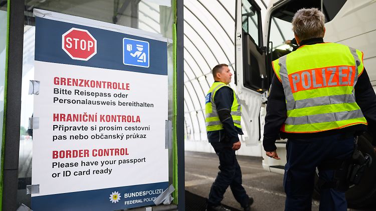 Seit rund zwei Monaten kontrollieren Bundesbeamte auf Anordnung von Innenminister Dobrindt verschärft an der deutschen Grenze.