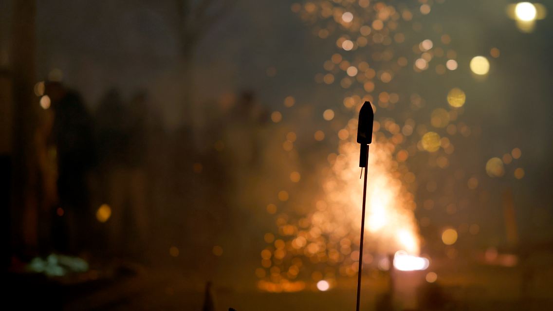 Ein typisches Silvesterfeuerwerk: eine Rakte.